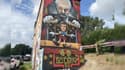 La fresque représentant Emmanuel Macron en marionnette, manipulée par Jacques Attali à Avignon (Vaucluse) le 24 juin 2022.