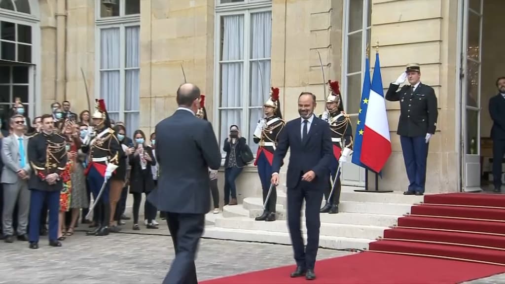 Edouard Philippe accueille Jean Castex à Matignon avant la passation de pouvoir ce vendredi.