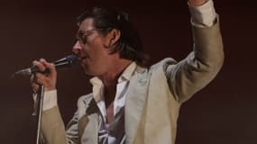 Le guitariste et  leader du groupe Arctic Monkeys lors d'un festival de musique près de Lisbonne le 12 juillet 2018