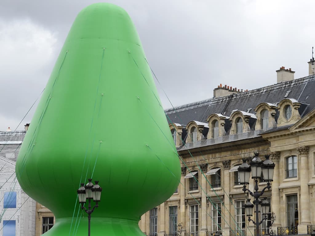 Une oeuvre d'art gante fait scandale place Vendme Une oeuvre d'art gante fait scandale place Vendme