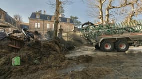 Des agriculteurs déversent du lisier devant la sous-préfecture de Millau lors d'une manifestation contre la politique d'abattage des vaches atteintes de dermatose, le 14 décembre 2025
