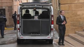 Le véhicule funéraire transportant le corps du petit Émile à l'issue des obsèques, le 8 février 2025.