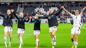 Bibiane Schulz-Solano (1ère joueuse à droite sur la photo), porte le nouveau design du numéro 4 du maillot Euro 2024 de l'Allemagne.