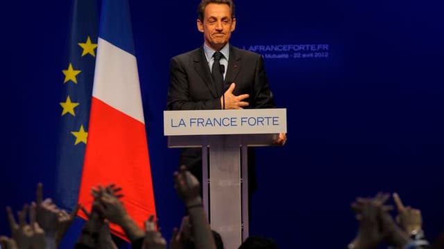 Nicolas Sarkozy, devancé dimanche par son adversaire socialiste au premier tour de l'élection présidentielle, a été pris au piège d'une stratégie visant à séduire les voix d'extrême droite et sa réélection le 6 mai paraît plus que jamais compromise. /Phot