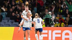 Alessia Russo célèbre son but. L'Angleterre mène 2-1.