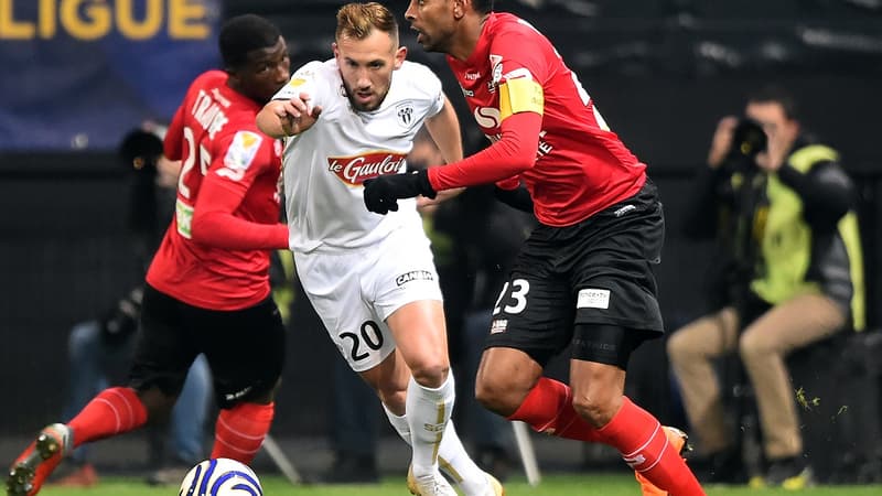 Flavien Tait (Angers) face à Ronny Rodelin (Guingamp)