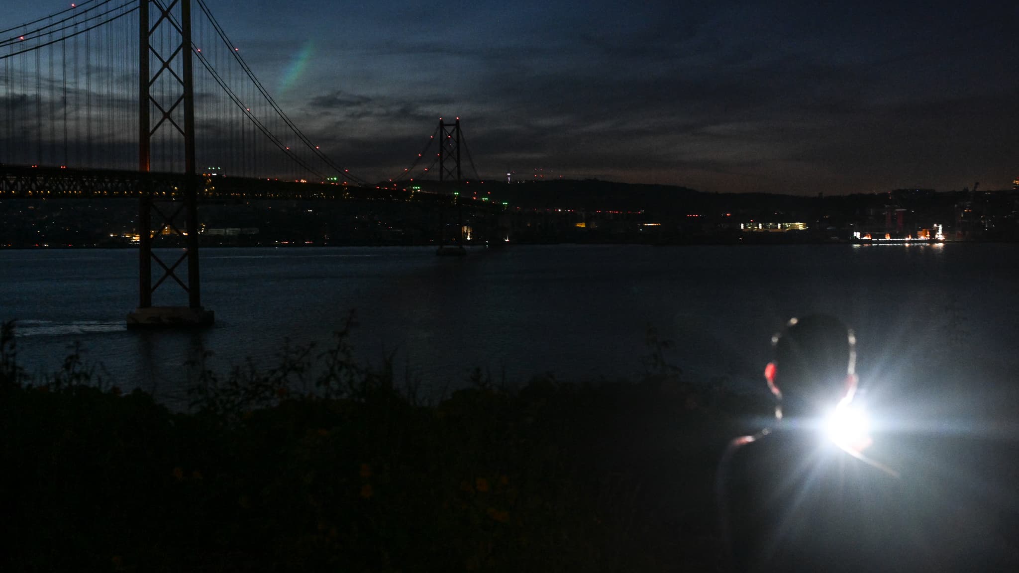 Cette photographie montre le pont du 25 avril sur le Tage, les lumières éteintes suite à une panne de courant massive affectant toute la péninsule ibérique et le sud de la France, à Lisbonne, le 28 avril 2025 Cette photographie montre le pont du 25 avril sur le Tage, les lumières éteintes suite à une panne de courant massive affectant toute la péninsule ibérique et le sud de la France, à Lisbonne, le 28 avril 2025
