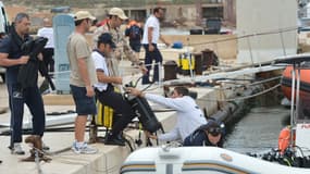Les plongeurs des pompiers préparent leur équipement pour reprendre les recherches, dimanche, dans le port de Lampedusa.