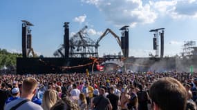 Des festivaliers assistent au premier jour du festival de musique électronique Tomorrowland, à Boom, dans le nord de la Belgique, le 18 juillet 2025.
