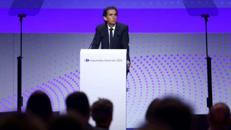 Le PDG du groupe Carrefour Alexandre Bompard devant l'assemblée générale annuelle de la société à Aubervilliers, au nord de Paris, le 26 mai 2023