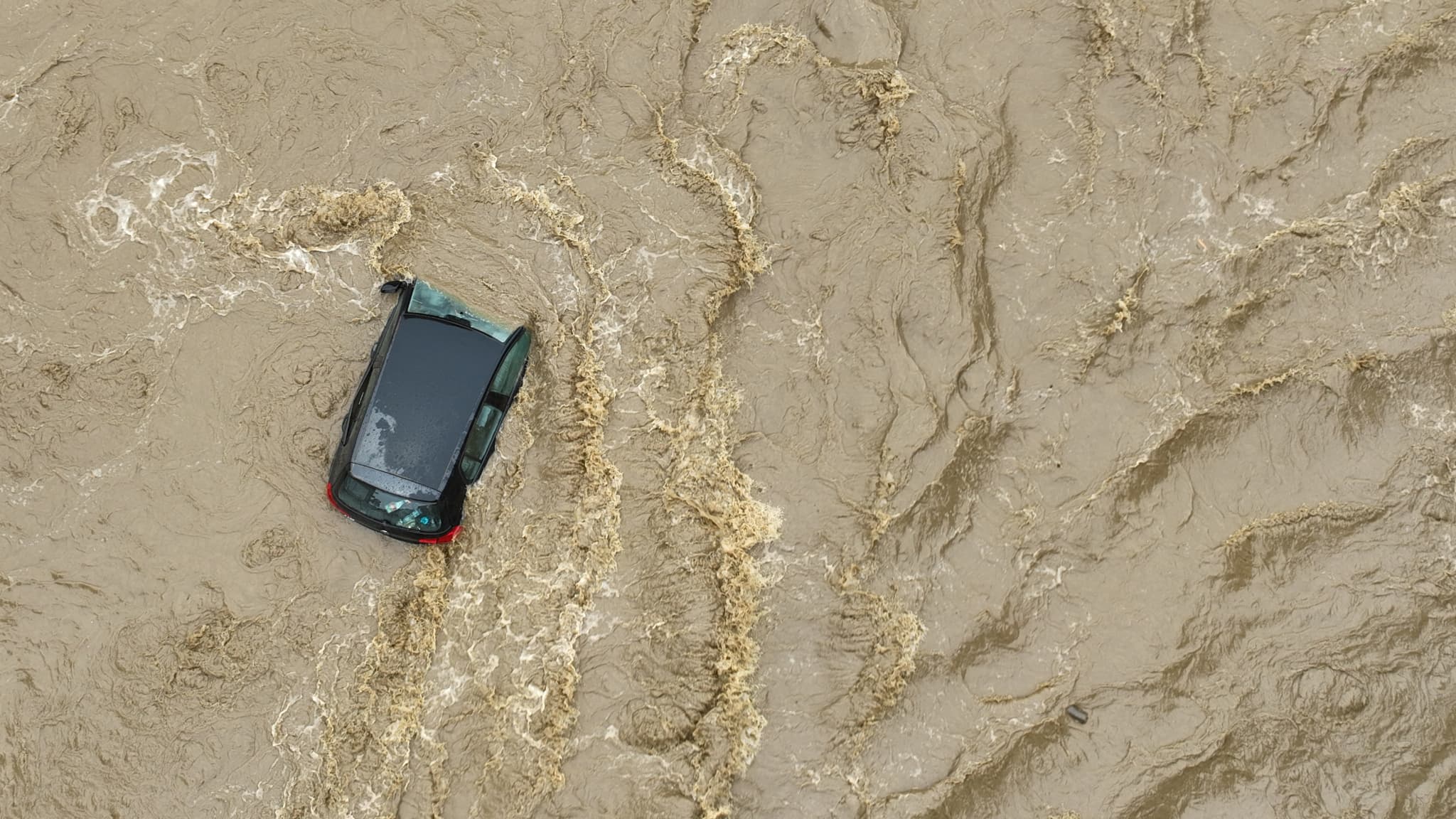Une voiture emportée par les inondations liées à la tempête Boris à Glucholazy, en Pologne, le 15 septembre 2024
