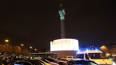Autour de la colonne de Juillet en travaux, les échaffaudages sont recouverts d'une bâche publicitaire.