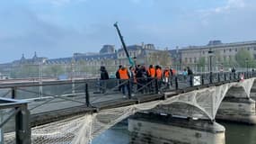 Les travaux de rénovation du pont des Arts ont commencé ce mardi 18 avril 2023 à Paris.