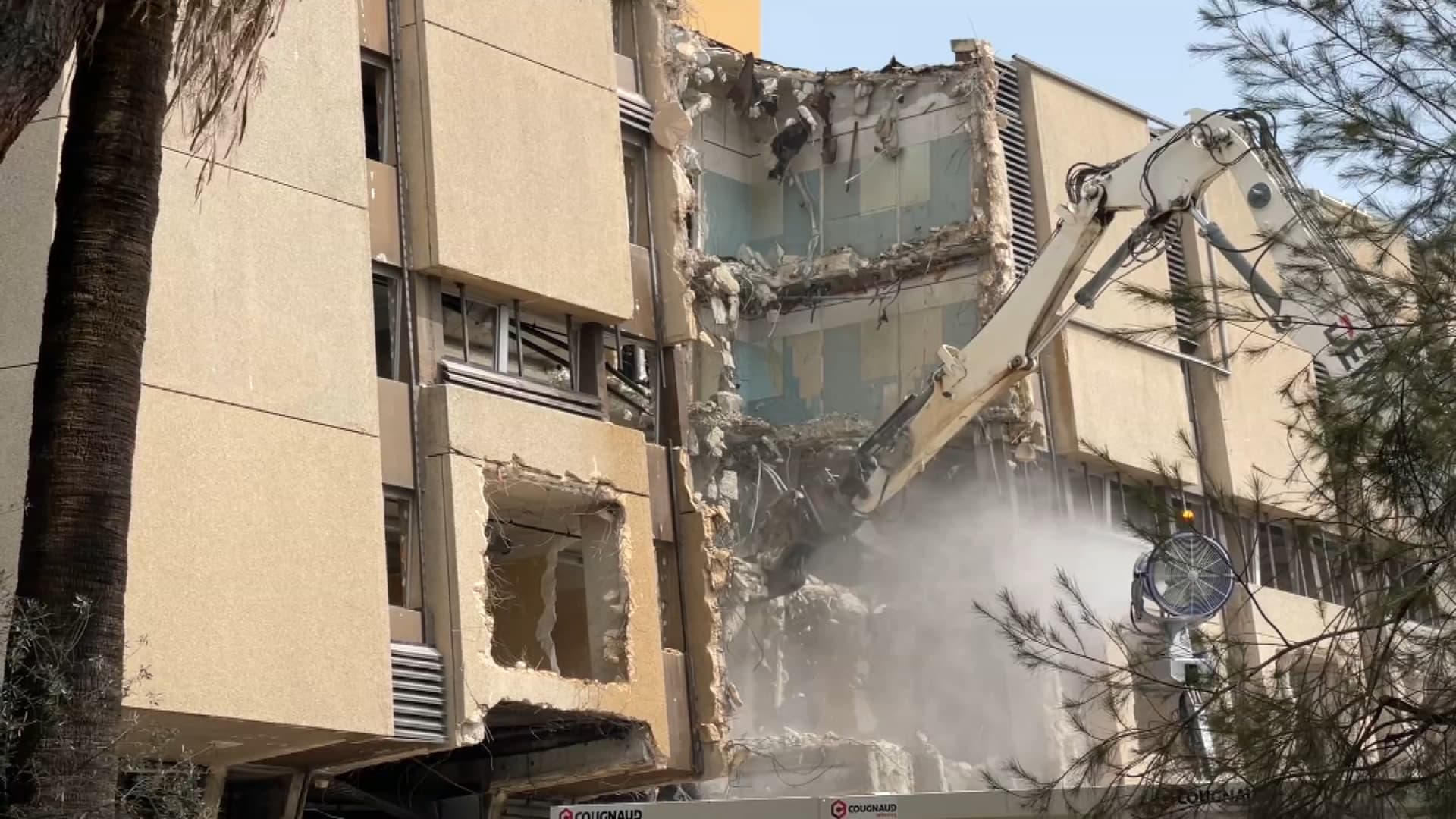 La phase importante de travaux de démolition est désormais en cours sur la partie sud du bâtiment. La phase importante de travaux de démolition est désormais en cours sur la partie sud du bâtiment.