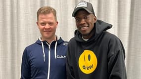 Le docteur Lasse Lempainen avec Nordi Mukiele en avril 2023