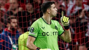 Le portier d'Aston Villa Emiliano Martinez face à Lille, le 18 avril 2024.