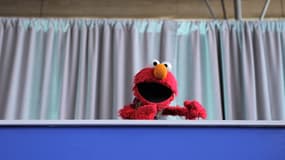 La marionnette d'Elmo (Sesame Street) devant une foule à New York (États-Unis), le 6 mai 2010.
