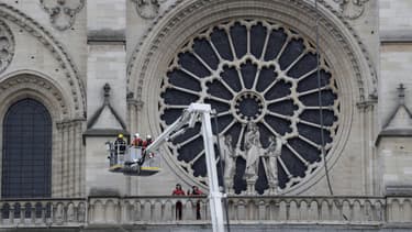 Les pompiers près de la rosace de la cathédrale Notre-Dame de Paris, ce mardi 16 avril 2019.
