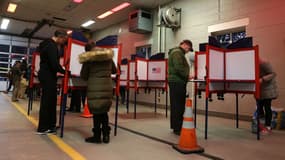 Des américains votent électroniquement, le 8 novembre 2016.