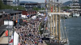 Des visiteurs sur les docks du port de Rouen pour la 8e édition de l'Armada, le 9 juin 2023