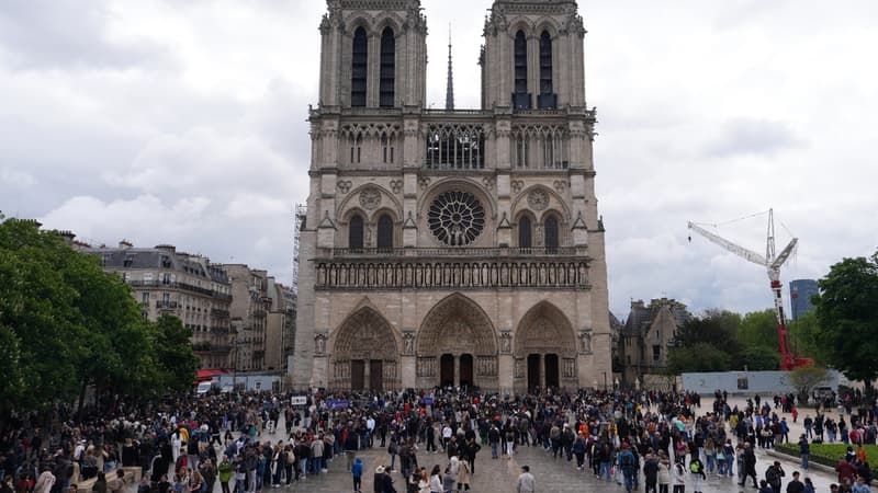 Élection du nouveau pape: les cloches de Notre-Dame de Paris sonnent après l'annonce de la fumée blanche