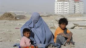 Une Afghane vêtue d'un voile intégral, à Kaboul. La violence, le délabrement du système de santé et la pauvreté font de l'Afghanistan le pays de la planète le plus dangereux pour les femmes, selon une étude coordonnée par TrustLaw, une entité de la fondat
