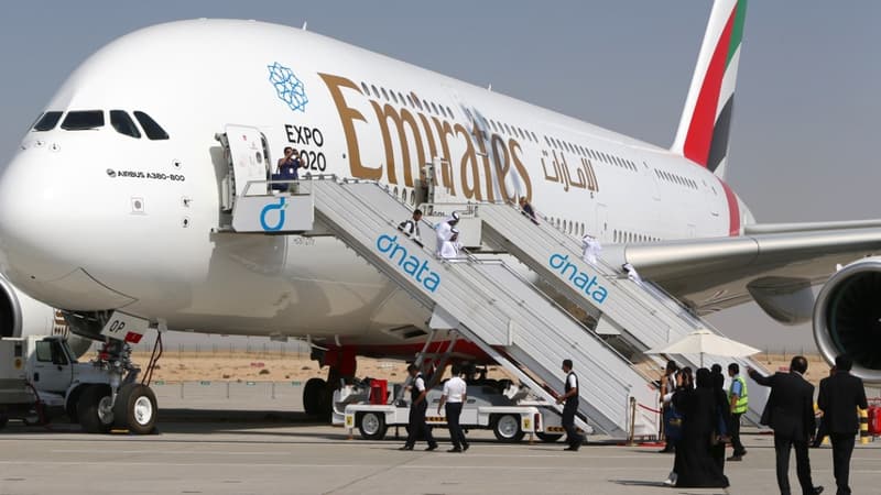 L'hôtesse de l'air est tombée d'une sortie d'urgence de l'avion.