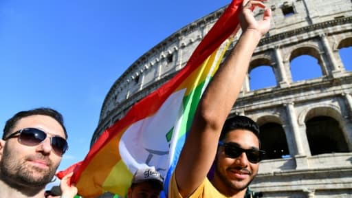 Des participants au défilé de la Gay Pride devant le Colisée à Rome, le 9 juin 2018