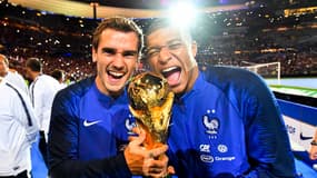 Antoine Griezmann et Kylian Mbappé avec la Coupe du monde