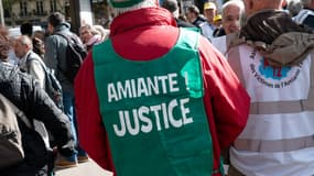 Une marche blanche pour défendre la santé publique à Paris, en France, le 4 octobre 2025. 