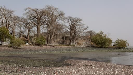 Prise en photo le 8 avril 2017, l'île James fut achetée en 1456 aux chefs locaux par les Portugais, qui y construisirent le premier fort après avoir participé pendant plus de trois siècles à la traite