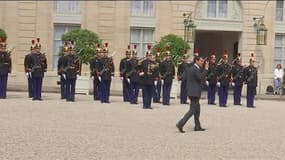 Manuel Valls fait le "V" de la victoire en sortant du Conseil des ministres