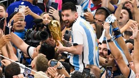Lionel Messi heureux avec la Coupe du monde dans les mains