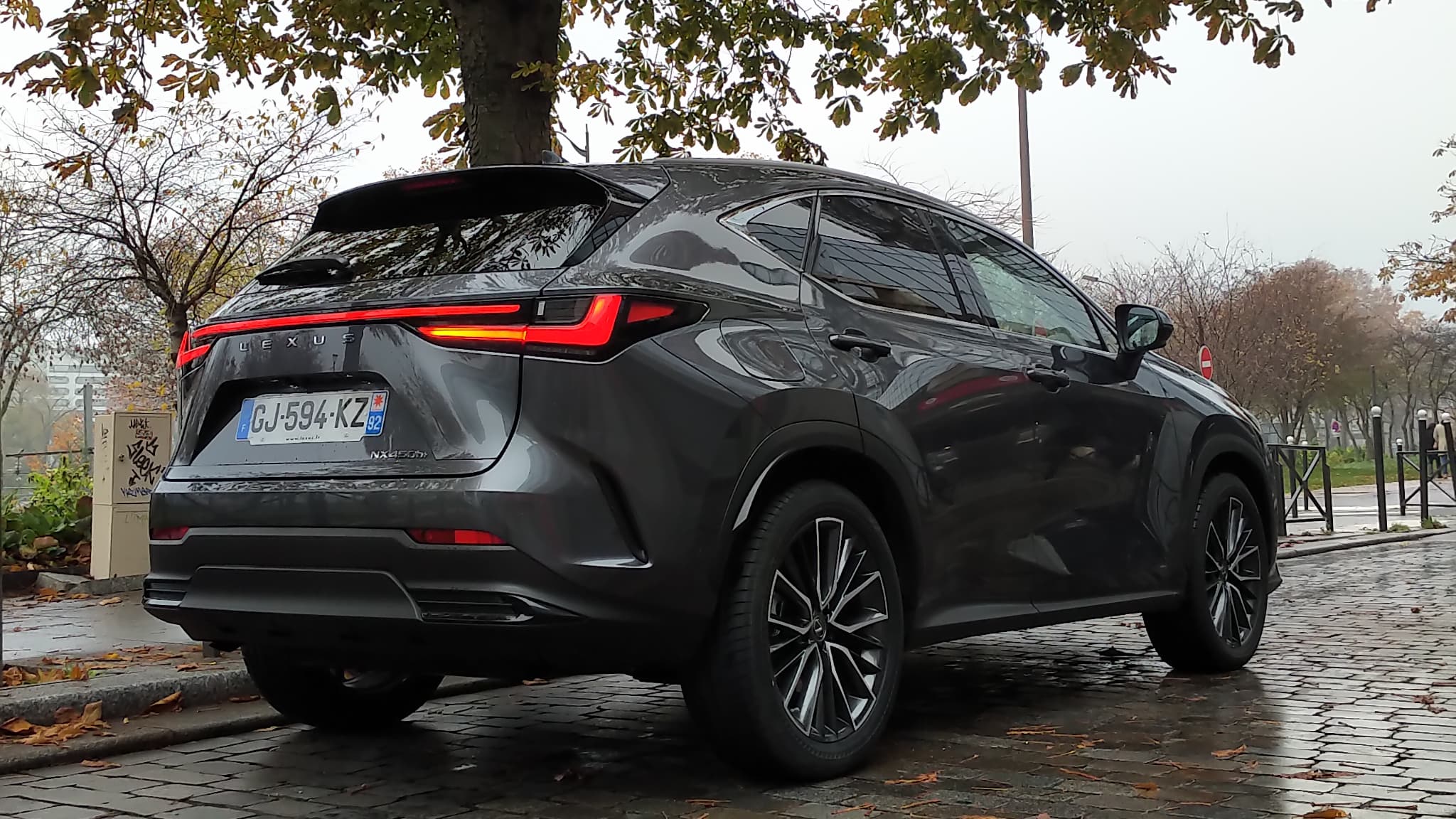 Le prix de départ de ce Lexus NX 450h+ démarre à 74.490 euros, une note très élevée pour ce SUV de taille intermédiaire. Le prix de départ de ce Lexus NX 450h+ démarre à 74.490 euros, une note très élevée pour ce SUV de taille intermédiaire.