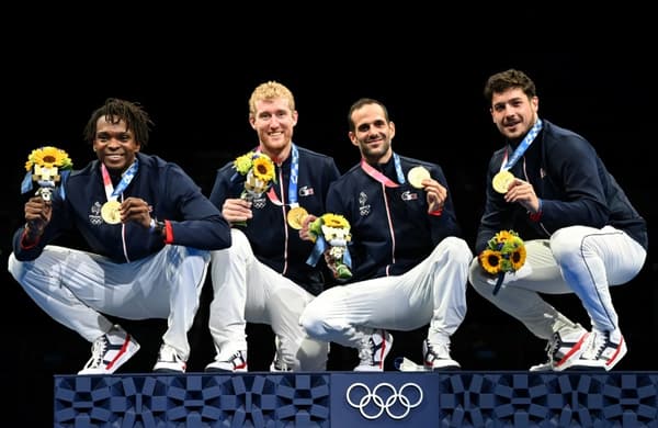 Les Français, médaillés d'or du fleuret par équipes après avoir battu les Russes en finale, le 1er août 2021 aux Jeux Olympiques de Tokyo 2020
