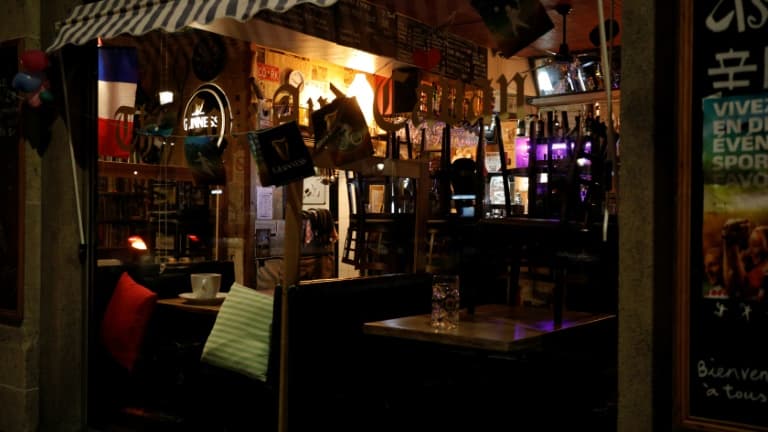 Un bar fermé à Paris dans la nuit du 5 au 6 octobre 2020, après l'annonce de nouvelles restrictions pour combattre l'épidémie