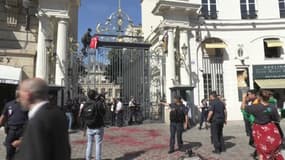 Extinction Rebellion déploie une banderole et déverse du faux sang devant le ministère de l'Intérieur