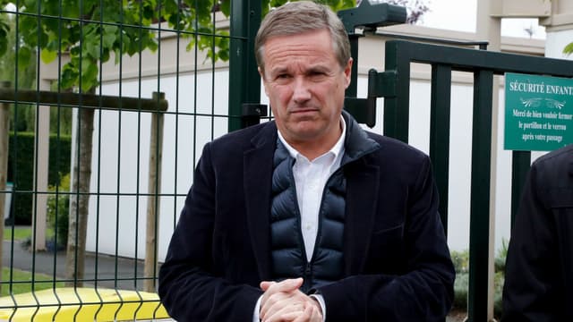 Nicolas Dupont-Aignan au sortir du bureau de vote à Yerres ce dimanche.