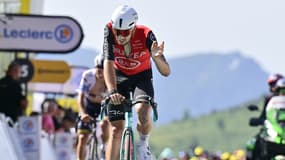 Kévin Vauquelin à l'arrivée de la 12e étape du Tour de France à Hautacam le 17 juillet 2025