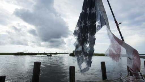 Un drapeau américain en lambeaux dans les bayous de Louisiane près de l'Isle de Jean Charle, le 16 août 2015