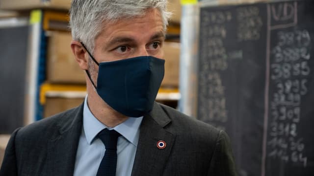 Le président de la région Auvergne-Rhône-Alpes Laurent Wauquiez visite l'usine de textile Chamatex, le 11 mai 2021 à Tarare (Rhône)