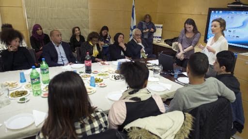 Des adolescents du Val-d'Oise autour de Latifa Ibn Ziaten (c), mère de la première victime de Mohammed Merah, et de l'ambassadeur d'Israël en France Yossi Gal (au fond, 8e à g) le 31 mars 2015 à l'ambassade israélienne à Paris Des adolescents du Val-d'Oise autour de Latifa Ibn Ziaten (c), mère de la première victime de Mohammed Merah, et de l'ambassadeur d'Israël en France Yossi Gal (au fond, 8e à g) le 31 mars 2015 à l'ambassade israélienne à Paris