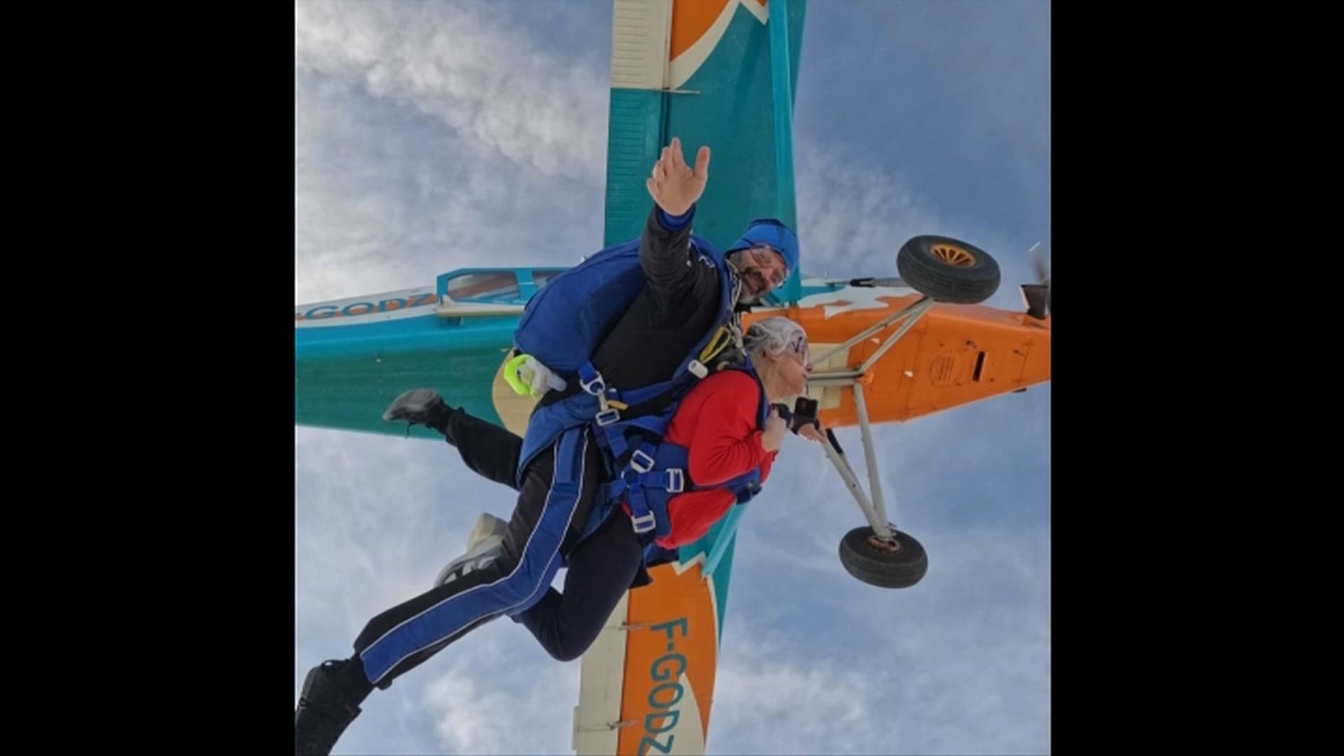 Catherine Draveil lors de son saut en parachute
