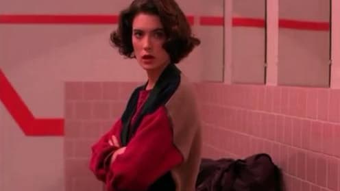 Donna Hayward, jouée par Lara Flynn Boyle, dans le lycée de Twin Peaks
