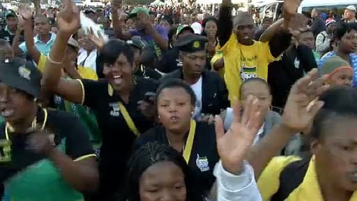 Devant l'hôpital où se trouve Nelson Mandela, Ils sont des centaines à danser en hommage au père de la nation.