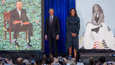 Barack et Michelle Obama posent devant leurs portraits fraîchement dévoilés, à la National Portrait Gallery, à Washington, le 12 février 2018.