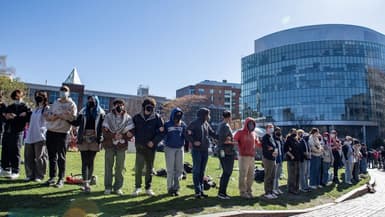 Des manifestants pro-palestiniens en train de créer une chaîne humaine sur le campus de l'université de Boston jeudi 25 avril.