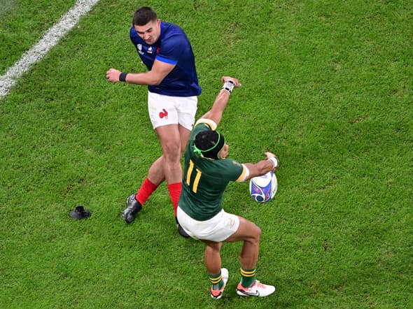 La tentative de transformation de Thomas Ramos contrée par Cheslin Kolbe lors du quart de finale de la Coupe du monde France-Afrique du Sud (28-29), le 15 octobre 2023