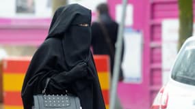 Une femme portant le niqab à Roubaix, le 9 janvier dernier. La loi française interdit ce type de voile dans les espaces publics.