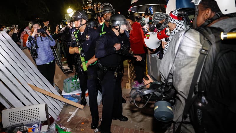 La police de Los Angeles intervient dans un campement pro-palestinien établi sur le campus d'UCLA, le 2 mai 2024